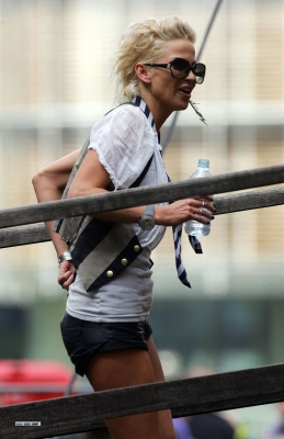 Sarah_Harding_on_the_set_of_St_Trinians_2_270709_20.jpg