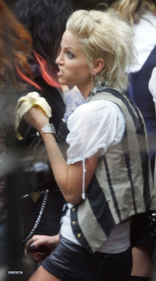 Sarah_Harding_on_the_set_of_St_Trinians_2_270709_21.jpg