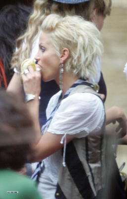 Sarah_Harding_on_the_set_of_St_Trinians_2_270709_25.jpg