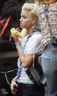 Sarah_Harding_on_the_set_of_St_Trinians_2_270709_26.jpg