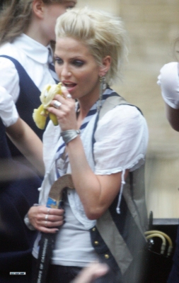 Sarah_Harding_on_the_set_of_St_Trinians_2_270709_29.jpg
