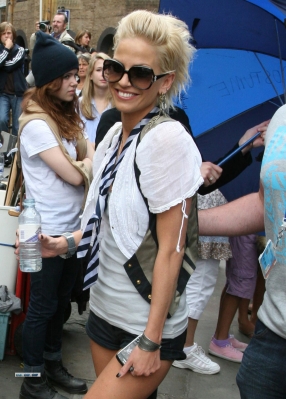 Sarah_Harding_on_the_set_of_St_Trinians_2_270709_3.jpg