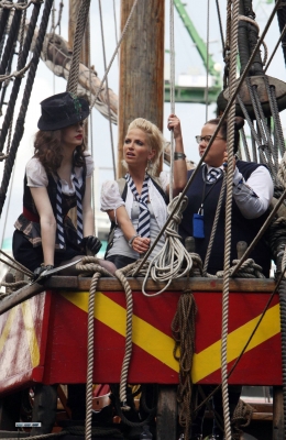 Sarah_Harding_on_the_set_of_St_Trinians_2_270709_38.jpg
