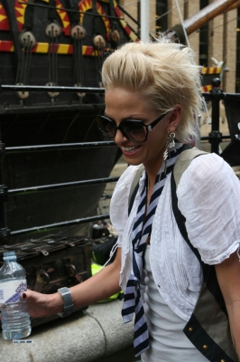 Sarah_Harding_on_the_set_of_St_Trinians_2_270709_68.jpg