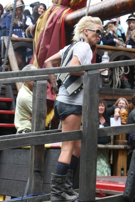 Sarah_Harding_on_the_set_of_St_Trinians_2_270709_7.jpg