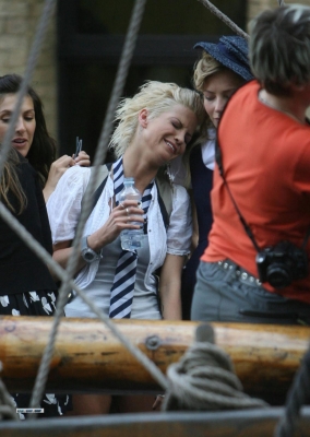 Sarah_Harding_on_the_set_of_St_Trinians_2_270709_70.jpg