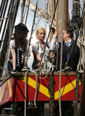 Sarah_Harding_on_the_set_of_St_Trinians_2_270709_72.jpg