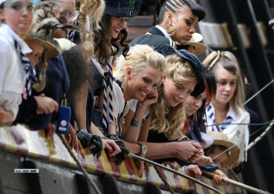 Sarah_Harding_on_the_set_of_St_Trinians_2_270709_75.jpg