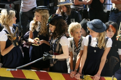 Sarah_Harding_on_the_set_of_St_Trinians_2_270709_78.jpg