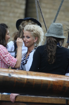 Sarah_Harding_on_the_set_of_St_Trinians_2_270709_8.jpg