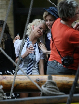 Sarah_Harding_on_the_set_of_St_Trinians_2_270709_81.jpg