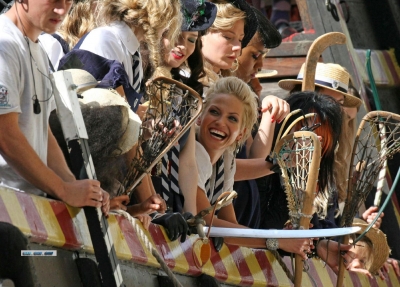 Sarah_Harding_on_the_set_of_St_Trinians_2_270709_85.jpg