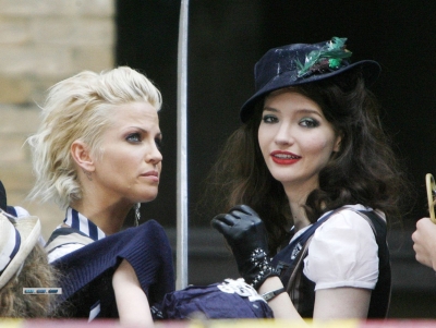 Sarah_Harding_on_the_set_of_St_Trinians_2_270709_94.jpg