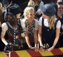 Sarah_Harding_on_the_set_of_St_Trinians_2_270709_44.jpg