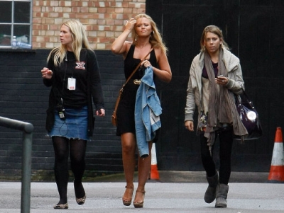 Kimberley_Walsh_outside_the_Hammersmith_Apollo_in_London_290709_7.jpg