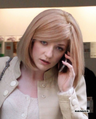 Nicola_Roberts_leaving_Staffords_Salon_110309_1.jpg