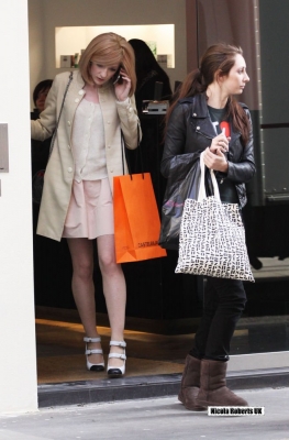 Nicola_Roberts_leaving_Staffords_Salon_110309_4.jpg