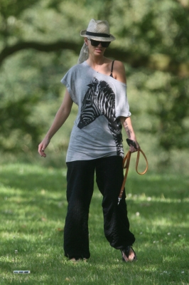 Sarah_Harding_and_Tom_Crane_seen_taking_their_dog_for_a_walk_310709_18.jpg