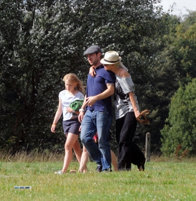 Sarah_Harding_and_Tom_Crane_seen_taking_their_dog_for_a_walk_310709_68.jpg
