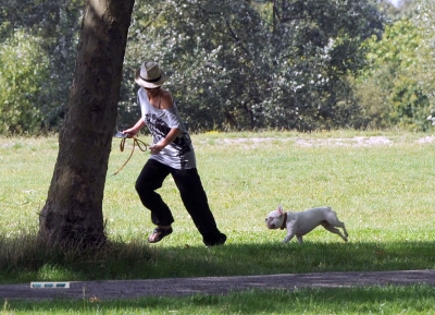 Sarah_Harding_and_Tom_Crane_seen_taking_their_dog_for_a_walk_310709_78.jpg
