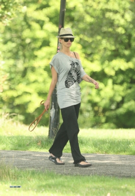 Sarah_Harding_and_Tom_Crane_seen_taking_their_dog_for_a_walk_310709_86.jpg