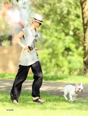 Sarah_Harding_and_Tom_Crane_seen_taking_their_dog_for_a_walk_310709_90.jpg