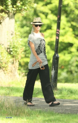 Sarah_Harding_and_Tom_Crane_seen_taking_their_dog_for_a_walk_310709_93.jpg