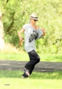 Имя файла=Sarah_Harding_and_Tom_Crane_seen_taking_their_dog_for_a_walk_310709_88.jpg
Размер файла=322КБ
Размеры=1499x2143
Дата=Март 09, 2012 Sarah_Harding_and_Tom_Crane_seen_taking_their_dog_for_a_walk_310709_88.jpg
