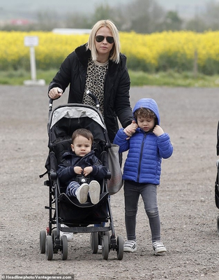 Kimberley_in_London_with_sons_04_05_19_28329.jpg