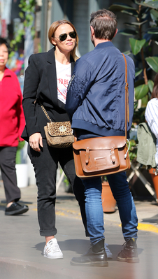 Kimberley_Walsh_chatting_to_a_mystery_man_in_London_29_03_19_281129.jpg