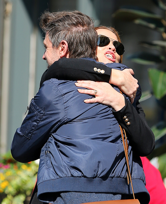 Kimberley_Walsh_chatting_to_a_mystery_man_in_London_29_03_19_281429.jpg
