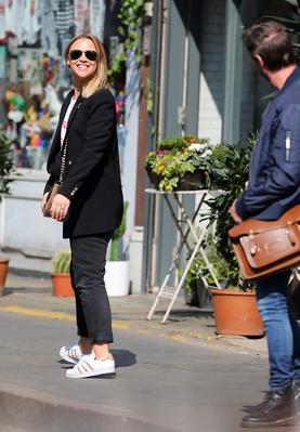 Kimberley_Walsh_chatting_to_a_mystery_man_in_London_29_03_19_282029.jpg