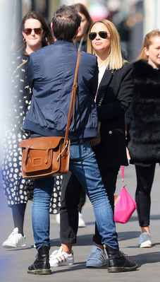 Kimberley_Walsh_chatting_to_a_mystery_man_in_London_29_03_19_28429.jpg