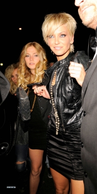 Sarah_Harding_leaving_Mahiki_300709_14.jpg