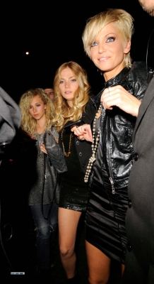 Sarah_Harding_leaving_Mahiki_300709_17.jpg