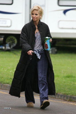 Sarah_Harding_on_the_set_for_St_Trinians_290709_4.jpg