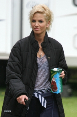 Sarah_Harding_on_the_set_for_St_Trinians_290709_7.jpg