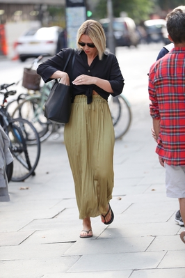 Kimberley_Walsh_arrives_at_Build_Series_London_to_discuss_new_West_End_show__Big__01_08_19_281429.jpg