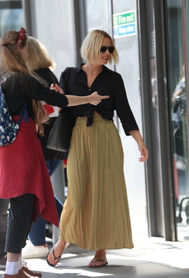 Kimberley_Walsh_arrives_at_Build_Series_London_to_discuss_new_West_End_show__Big__01_08_19_282429.jpg