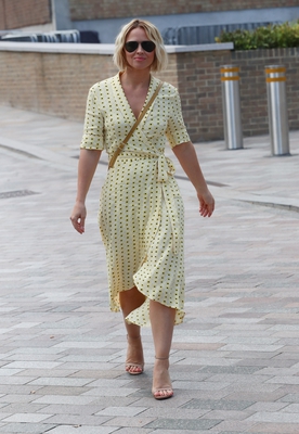 Kimberley_Walsh_shows_stunning_figure_in_printed_dress_while_she_exits_Sunday_Brunch_TV_studios_in_London_01_09_19_28529.jpg
