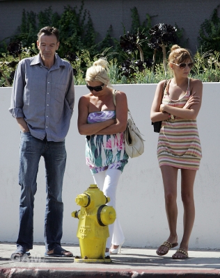 Nadine_out_with_her_parents_in_LA_030809_6.jpg