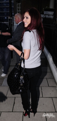 Cheryl_Cole_leaves_The_Punch_Bowl_in_London_70809_27.jpg