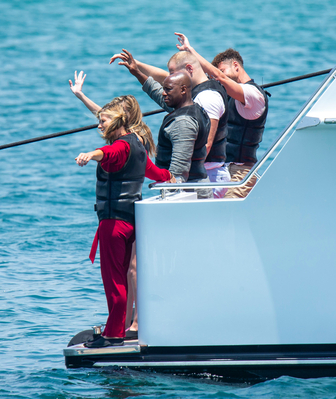 Nadine_Coyle_-_Filming_the_swimming_challenge_for_I_m_a_Celebrity_14_11_19_281629.jpg