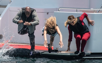 Nadine_Coyle_-_Filming_the_swimming_challenge_for_I_m_a_Celebrity_14_11_19_281929.jpg
