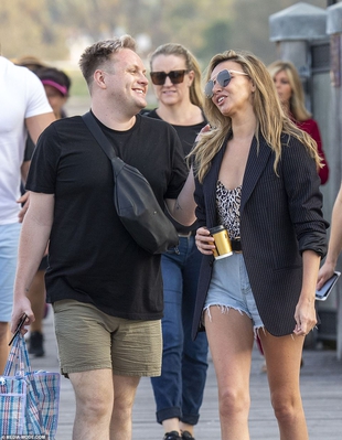 Nadine_Coyle_-_Filming_the_swimming_challenge_for_I_m_a_Celebrity_14_11_19_282529.jpg