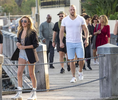 Nadine_Coyle_-_Filming_the_swimming_challenge_for_I_m_a_Celebrity_14_11_19_282729.jpg