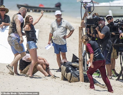 Nadine_Coyle_-_Filming_the_swimming_challenge_for_I_m_a_Celebrity_14_11_19_28329.jpg