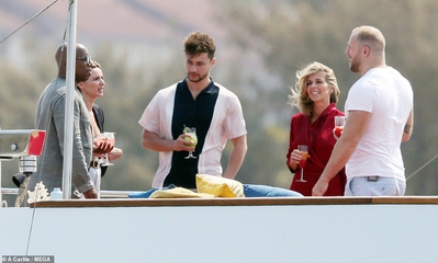 Nadine_Coyle_-_Filming_the_swimming_challenge_for_I_m_a_Celebrity_14_11_19_284229.jpg