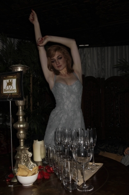 Nicola_and_Sarah_inside_Gilgamesh_060809_17.jpg