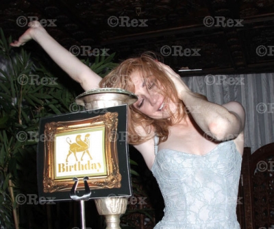 Nicola_and_Sarah_inside_Gilgamesh_060809_43.jpg